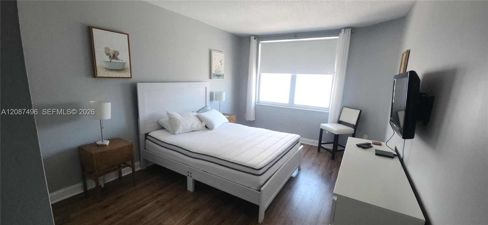 For Sale: $299,000 (1 beds, 1 baths, 870 Square Feet)