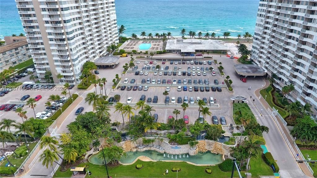 For Sale: $299,000 (1 beds, 1 baths, 870 Square Feet)