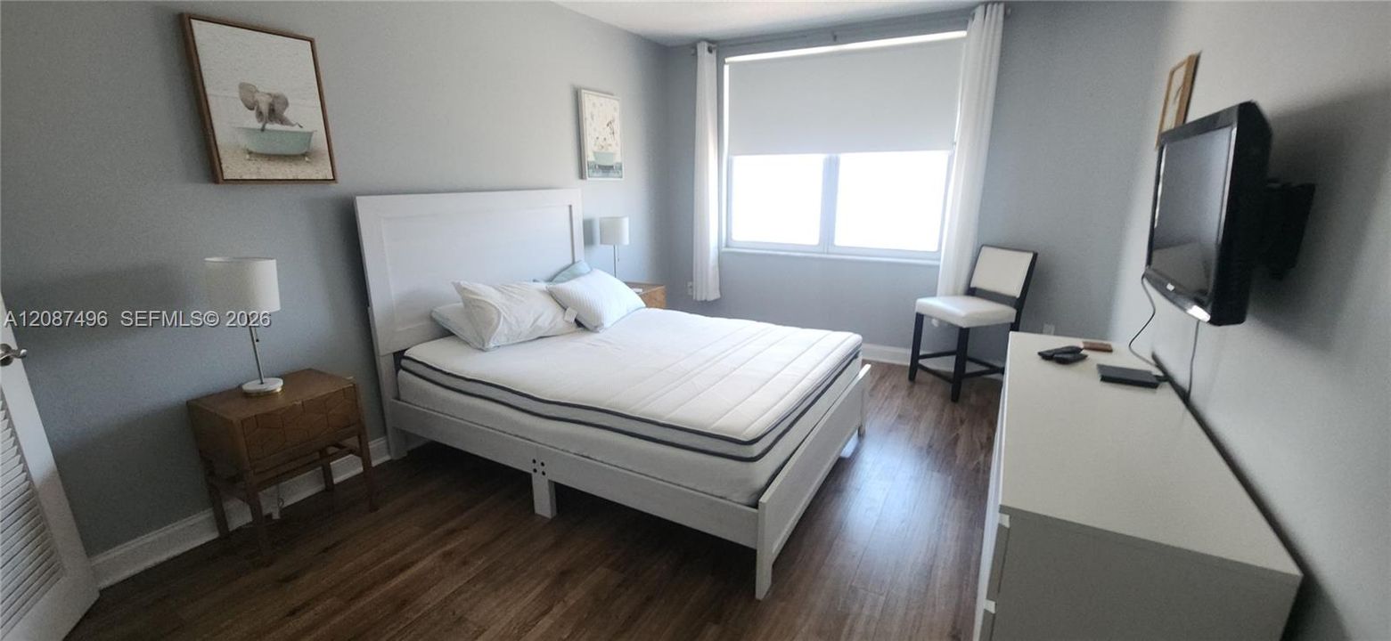 For Sale: $299,000 (1 beds, 1 baths, 870 Square Feet)