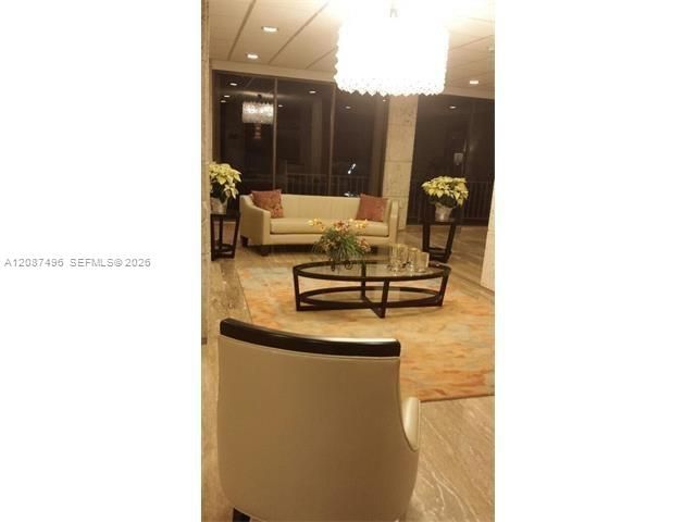 For Sale: $299,000 (1 beds, 1 baths, 870 Square Feet)