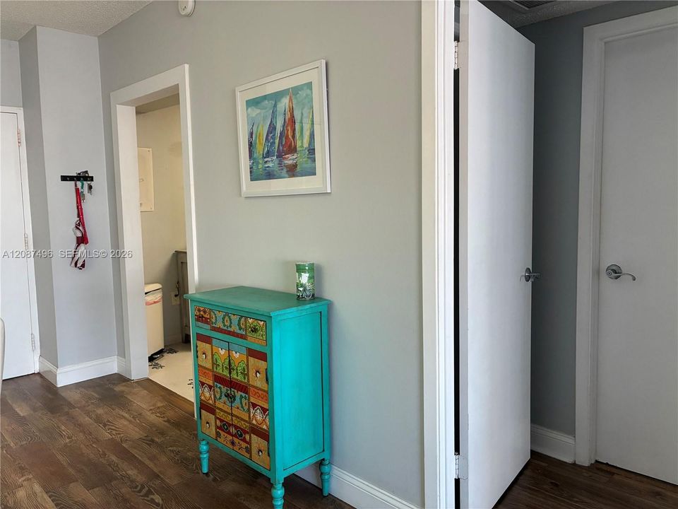 You can add a beautiful decoration and or vintage furniture piece to the entrance area and it makes the unit delightful(previous decoration piece in photo)