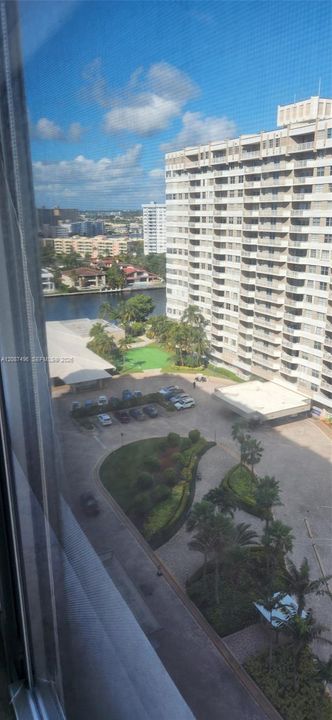 For Sale: $299,000 (1 beds, 1 baths, 870 Square Feet)