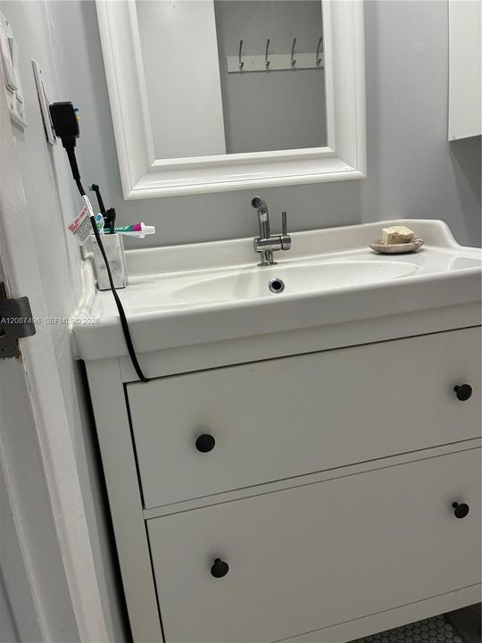 For Sale: $299,000 (1 beds, 1 baths, 870 Square Feet)