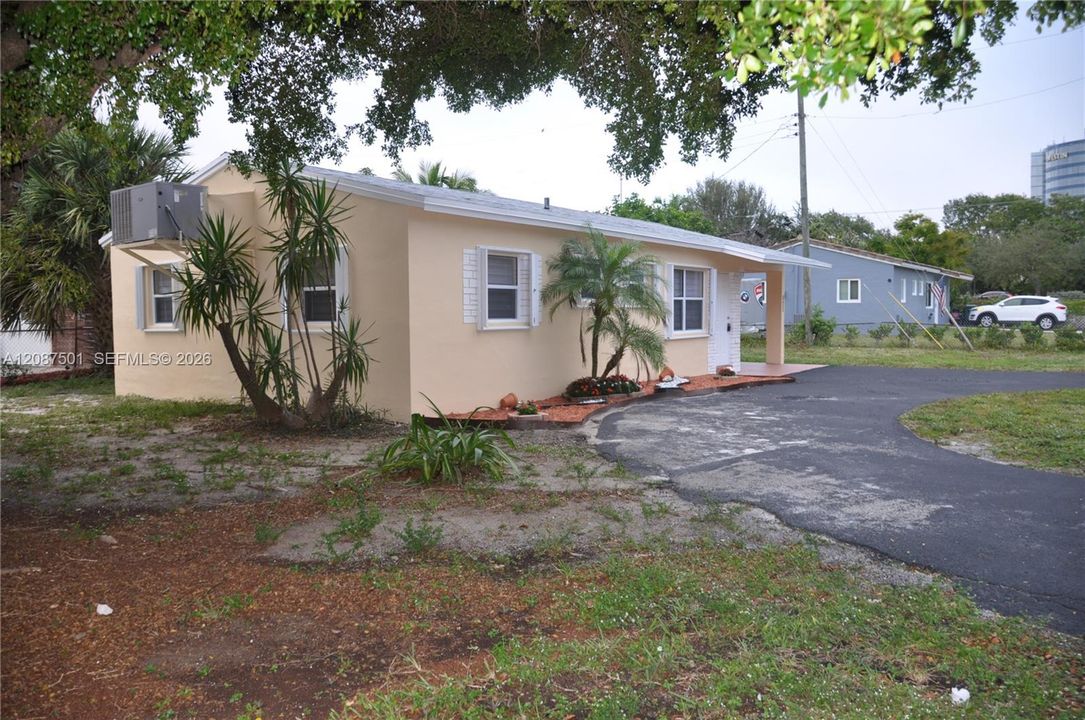 For Sale: $425,000 (3 beds, 2 baths, 906 Square Feet)
