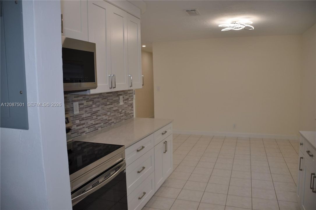 For Sale: $425,000 (3 beds, 2 baths, 906 Square Feet)