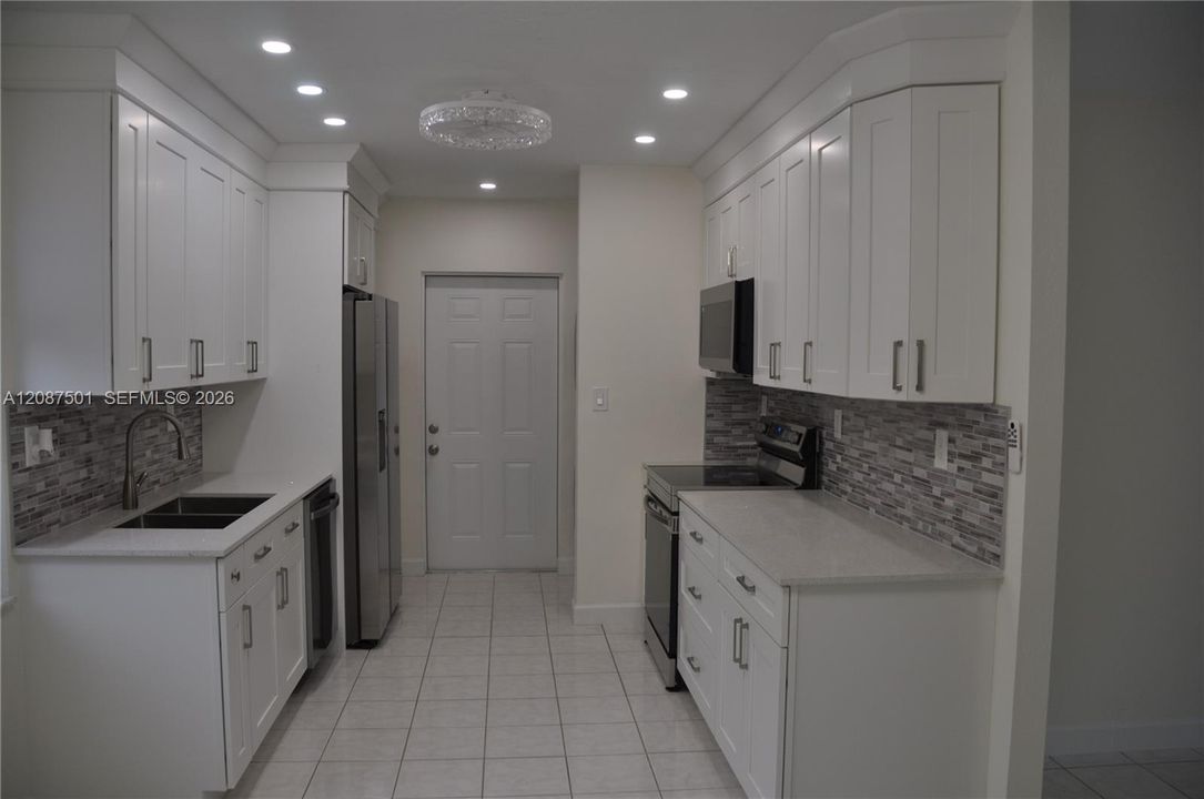 For Sale: $425,000 (3 beds, 2 baths, 906 Square Feet)