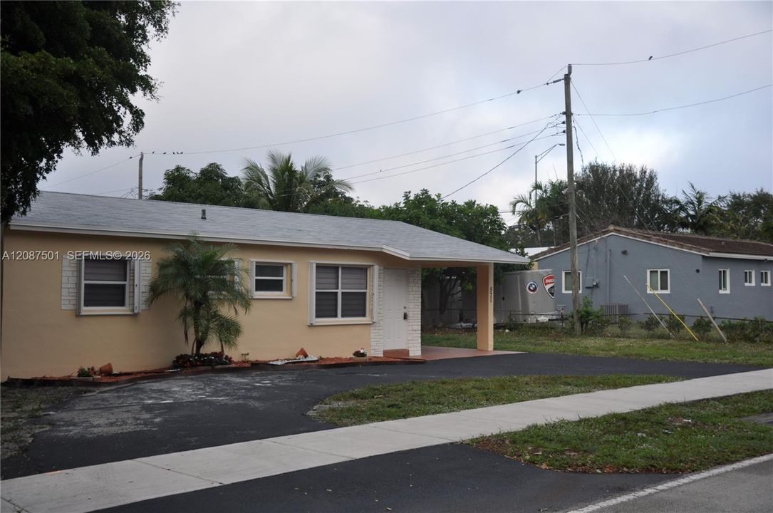 For Sale: $425,000 (3 beds, 2 baths, 906 Square Feet)