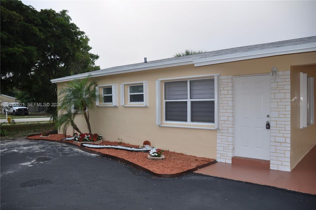 For Sale: $425,000 (3 beds, 2 baths, 906 Square Feet)