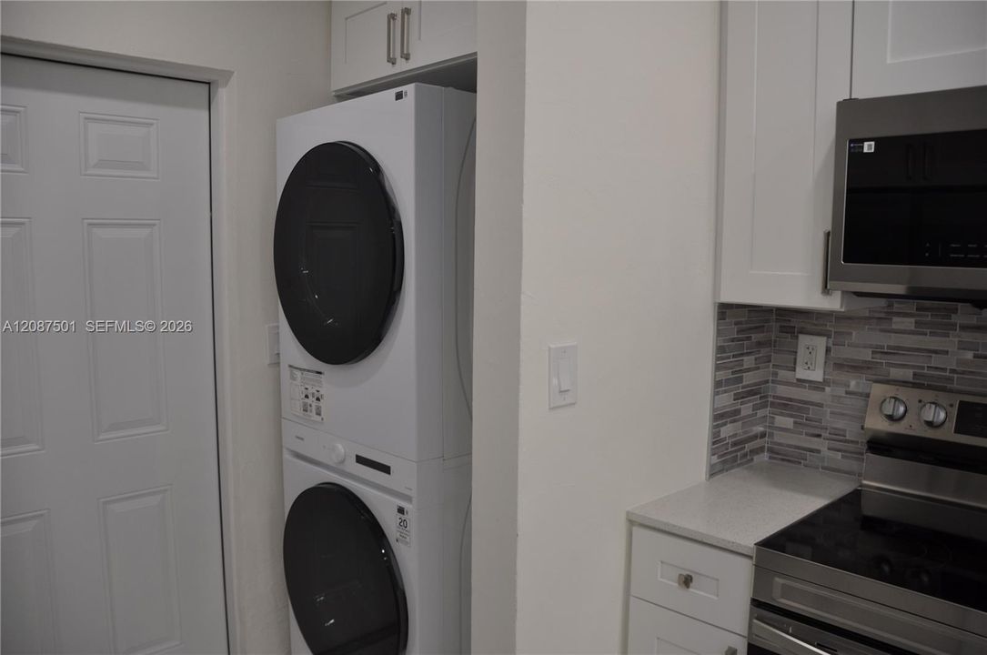 For Sale: $425,000 (3 beds, 2 baths, 906 Square Feet)