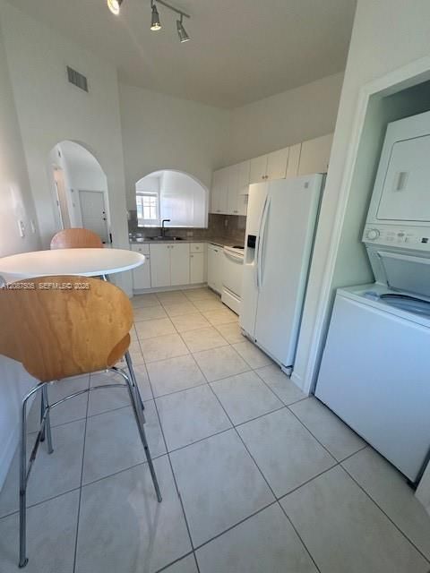 For Sale: $175,000 (2 beds, 2 baths, 815 Square Feet)