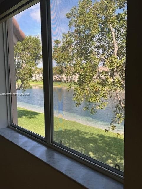 For Sale: $175,000 (2 beds, 2 baths, 815 Square Feet)