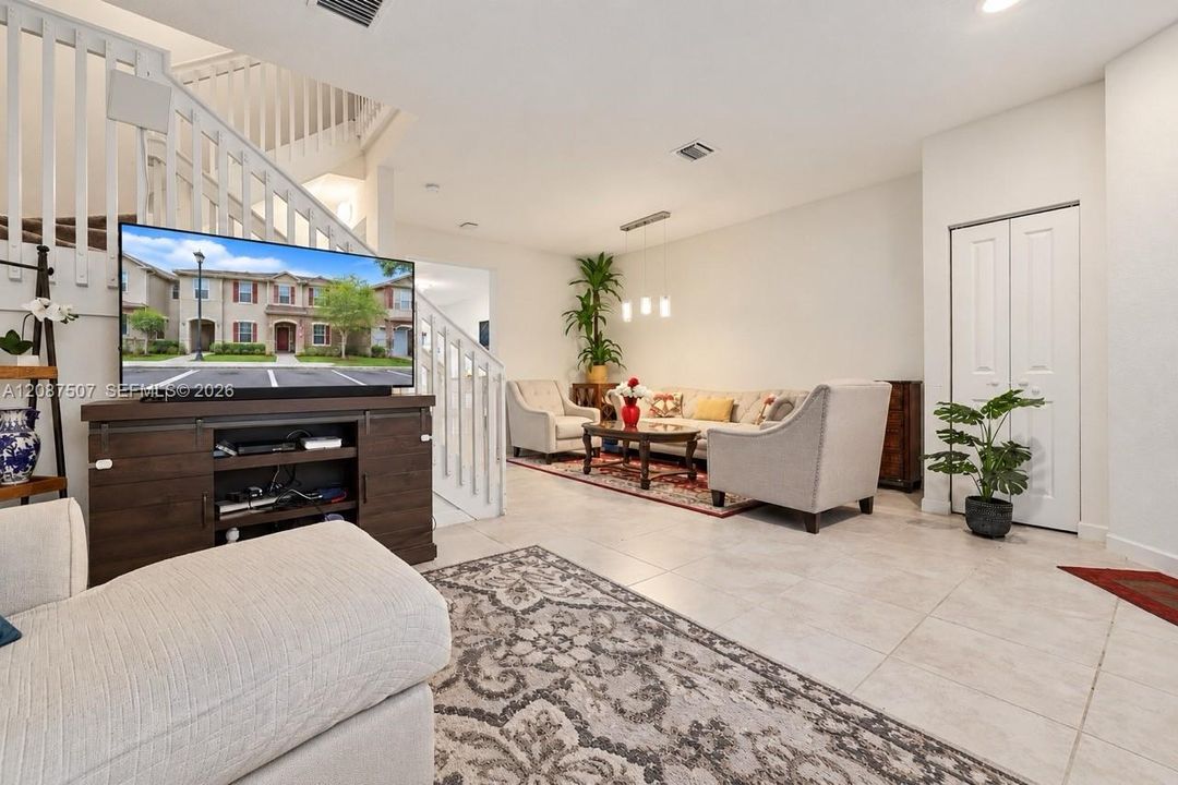 For Rent: $2,800 (3 beds, 2 baths, 1649 Square Feet)