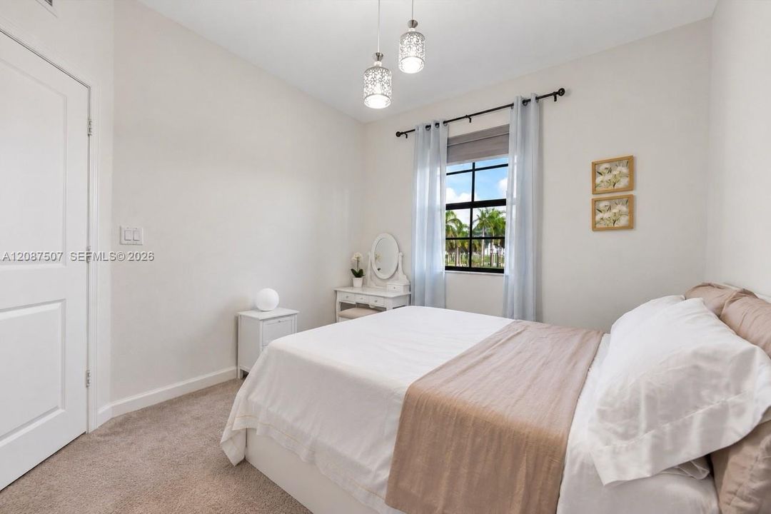 For Rent: $2,800 (3 beds, 2 baths, 1649 Square Feet)