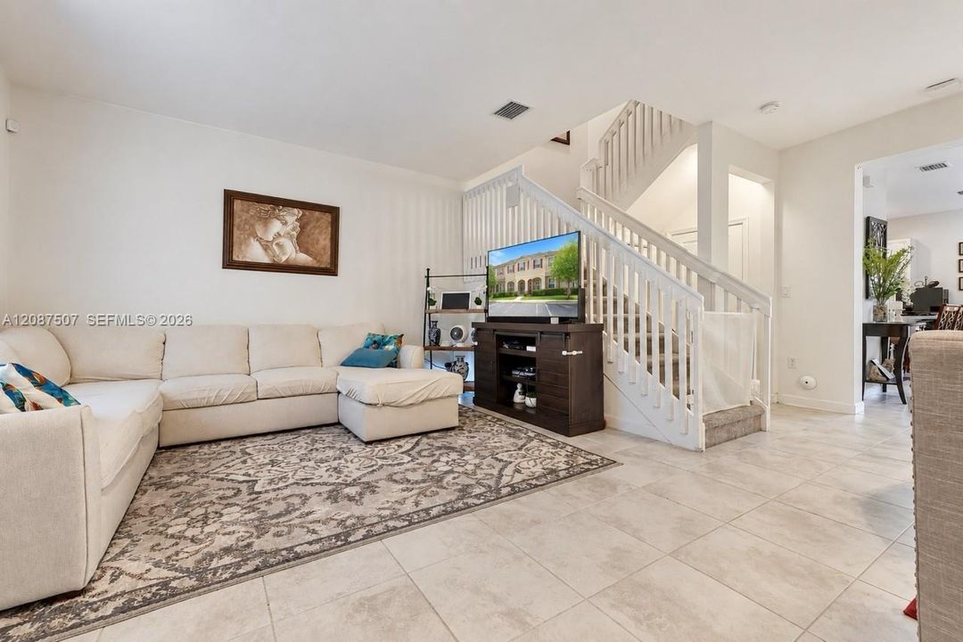 For Rent: $2,800 (3 beds, 2 baths, 1649 Square Feet)