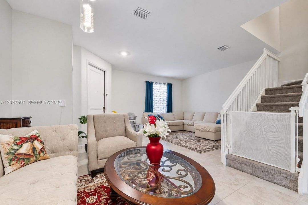 For Rent: $2,800 (3 beds, 2 baths, 1649 Square Feet)