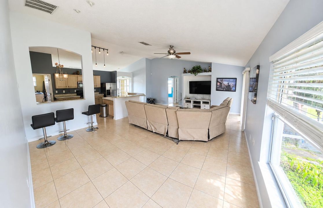 390 CURTIS Living room