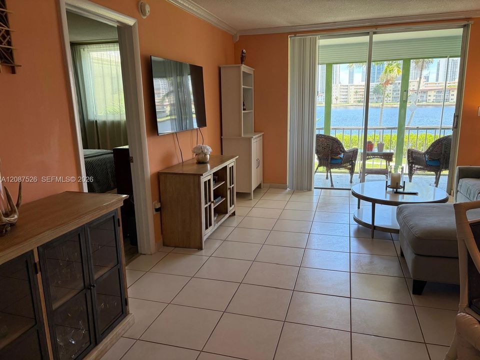 For Rent: $1,750 (1 beds, 1 baths, 777 Square Feet)