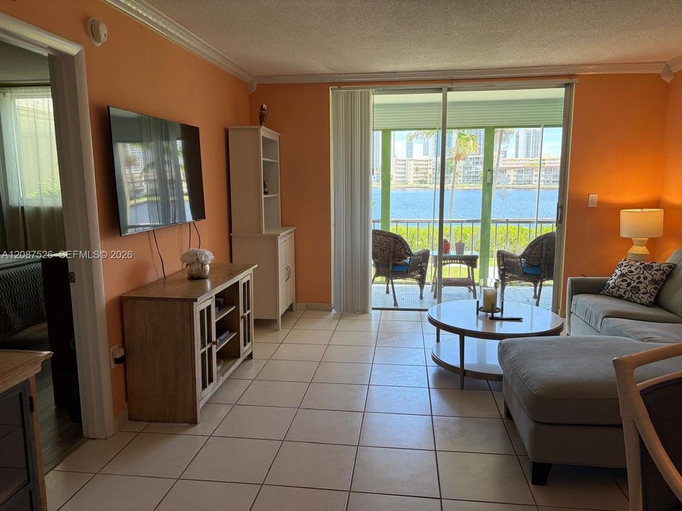 For Rent: $1,750 (1 beds, 1 baths, 777 Square Feet)