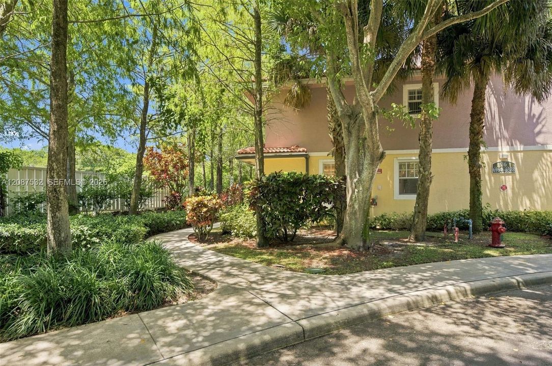 For Sale: $299,000 (2 beds, 2 baths, 1203 Square Feet)
