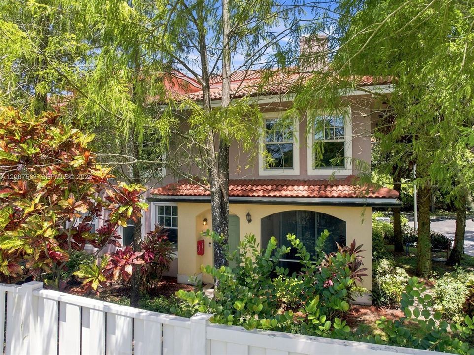 For Sale: $299,000 (2 beds, 2 baths, 1203 Square Feet)