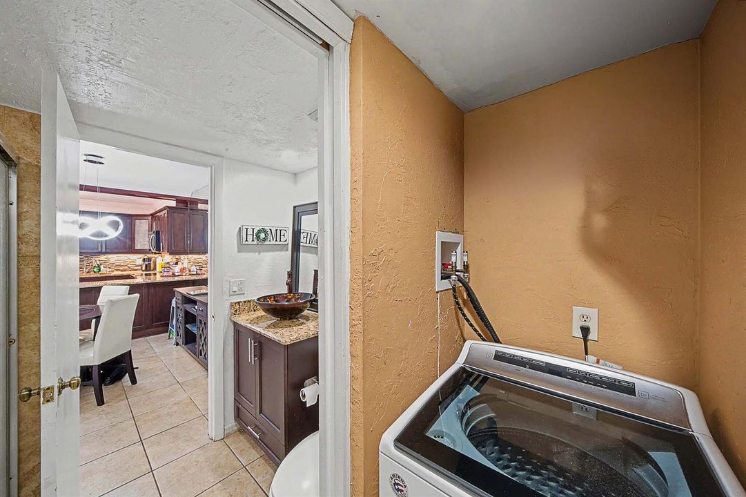 9 Laundry Closet (2)