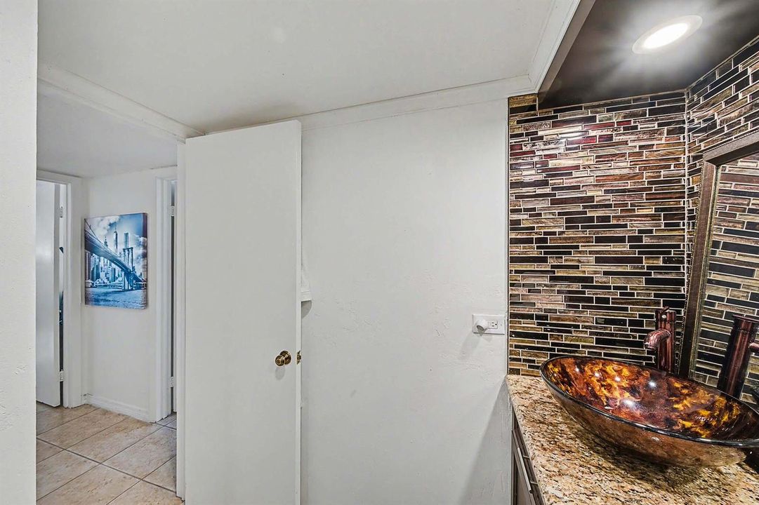 14 Guest Bathroom (3)