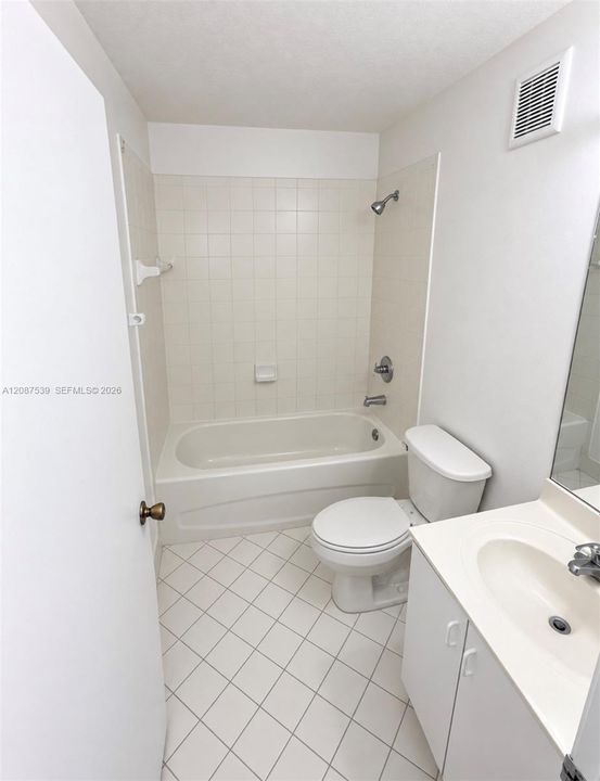 На продажу: $194,900 (2 спален, 2 ванн, 815 Квадратных фут)