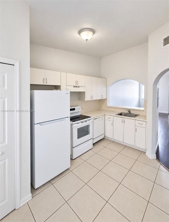 На продажу: $194,900 (2 спален, 2 ванн, 815 Квадратных фут)