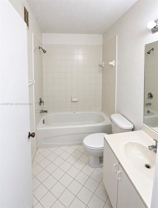 На продажу: $194,900 (2 спален, 2 ванн, 815 Квадратных фут)
