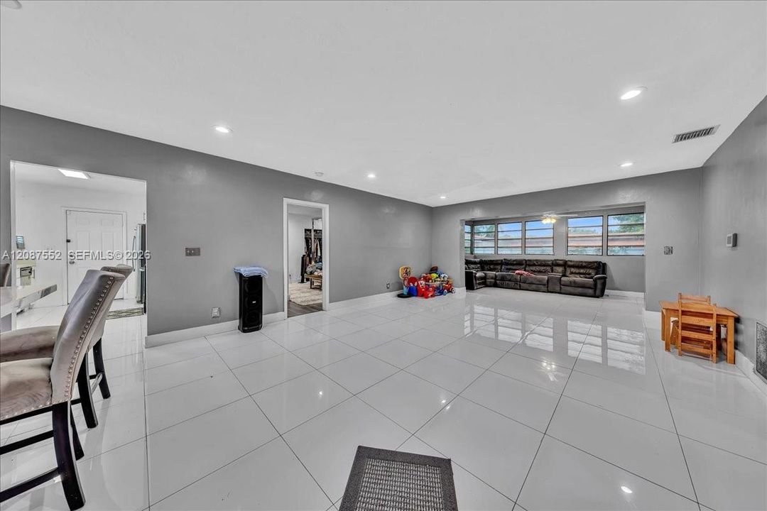 En Venta: $550,000 (3 camas, 2 baños, 1549 Pies cuadrados)
