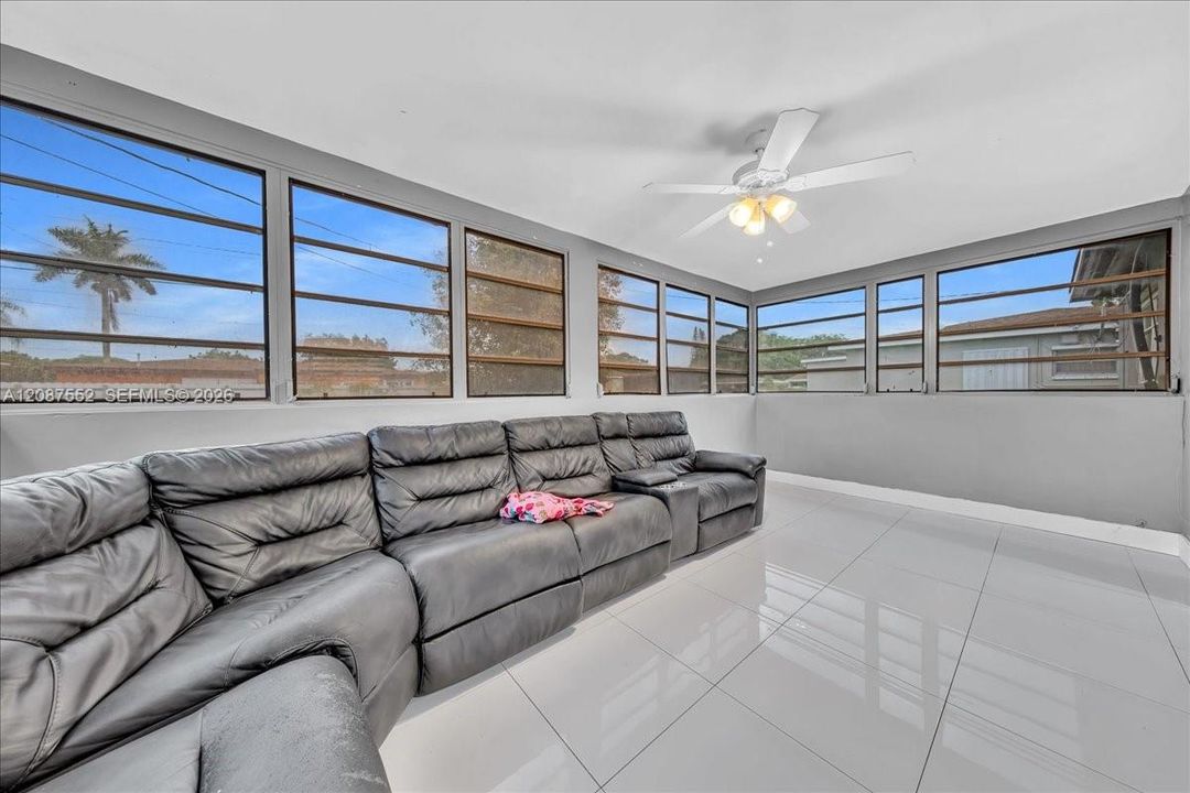 En Venta: $550,000 (3 camas, 2 baños, 1549 Pies cuadrados)
