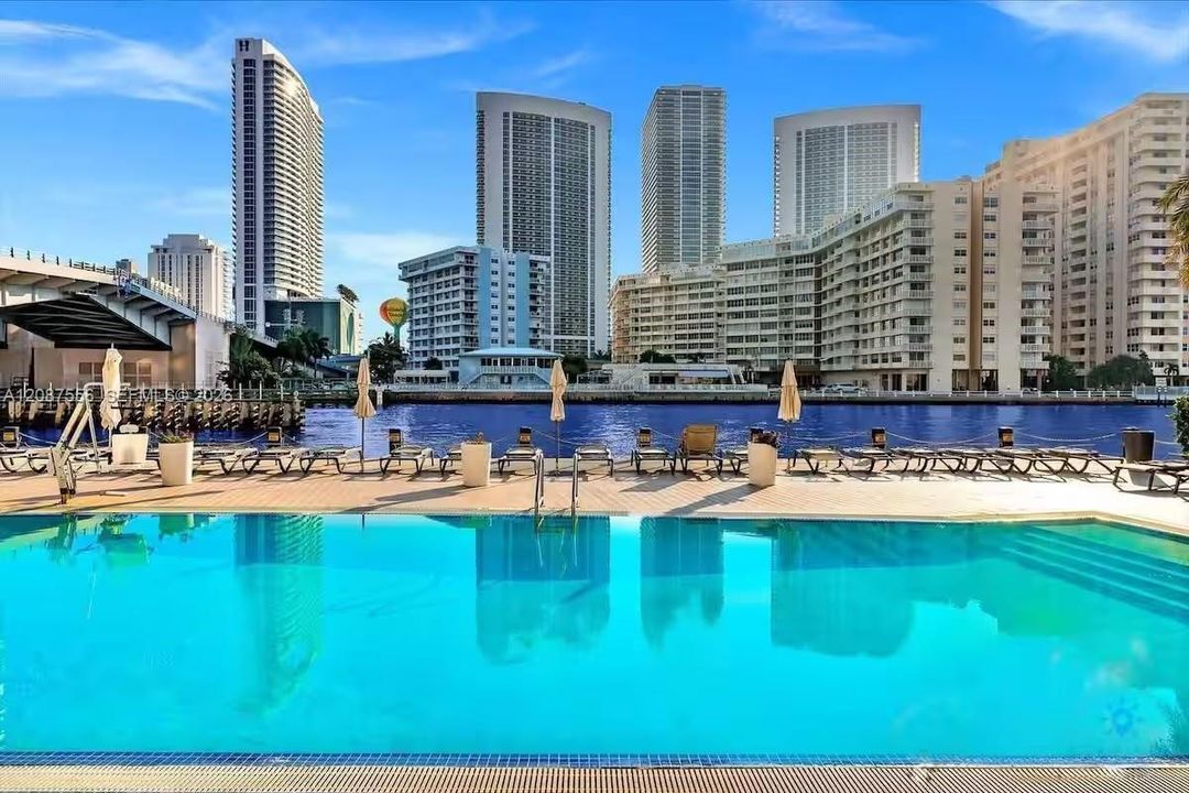 En Venta: $450,000 (2 camas, 2 baños, 1037 Pies cuadrados)