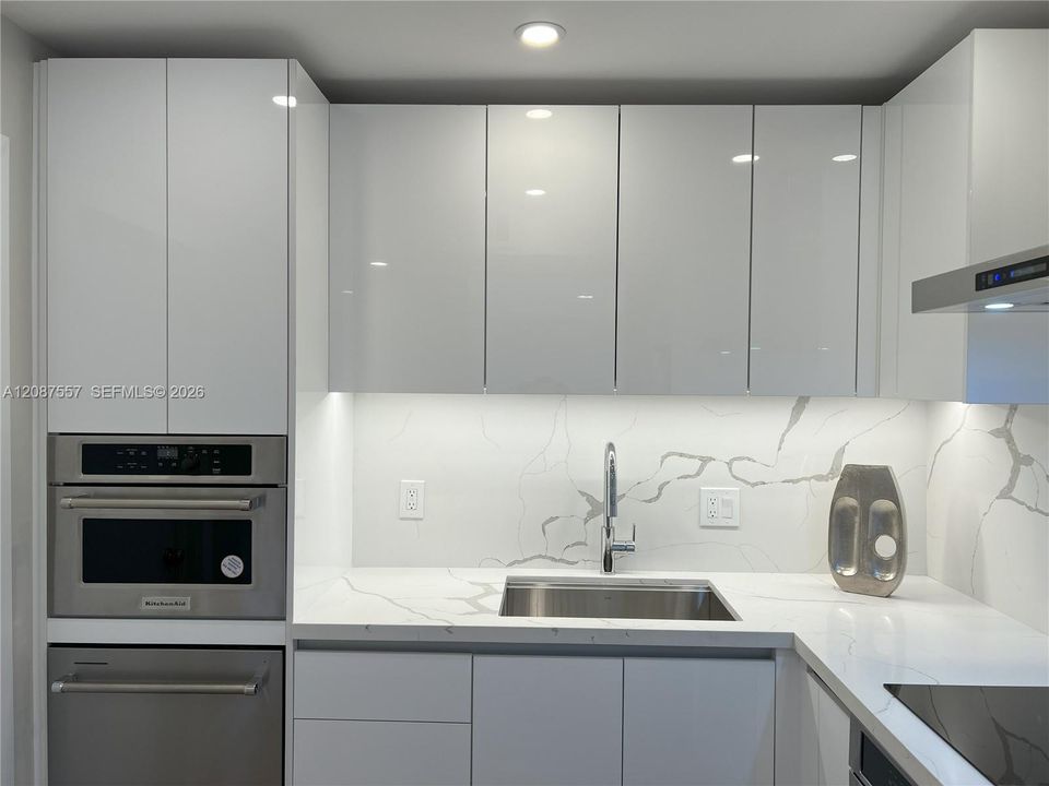 For Rent: $2,200 (1 beds, 1 baths, 1030 Square Feet)
