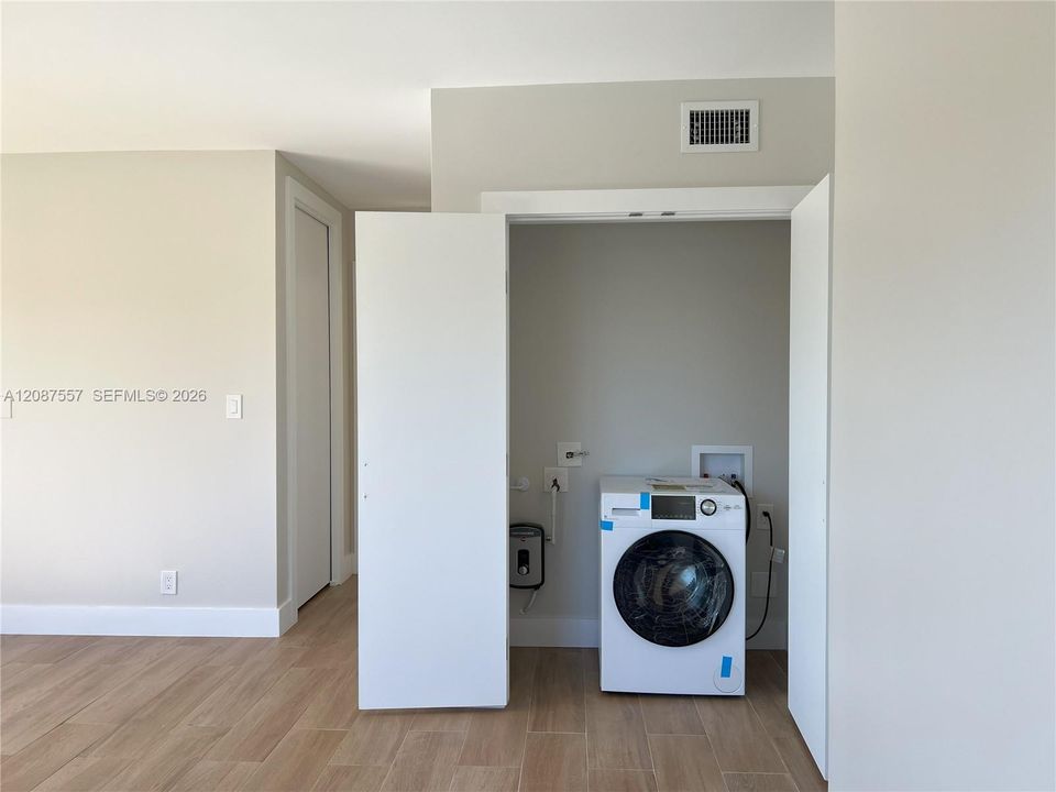 For Rent: $2,200 (1 beds, 1 baths, 1030 Square Feet)
