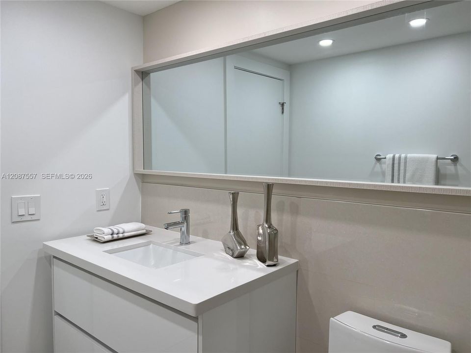 For Rent: $2,200 (1 beds, 1 baths, 1030 Square Feet)