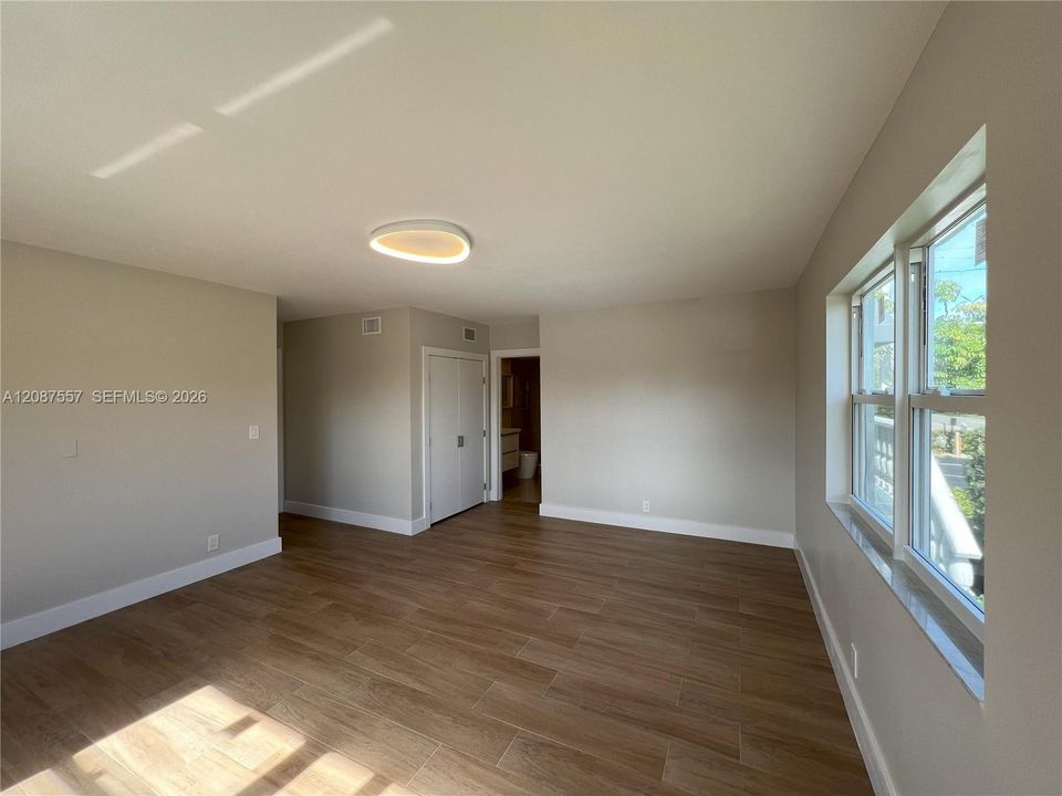 For Rent: $2,200 (1 beds, 1 baths, 1030 Square Feet)