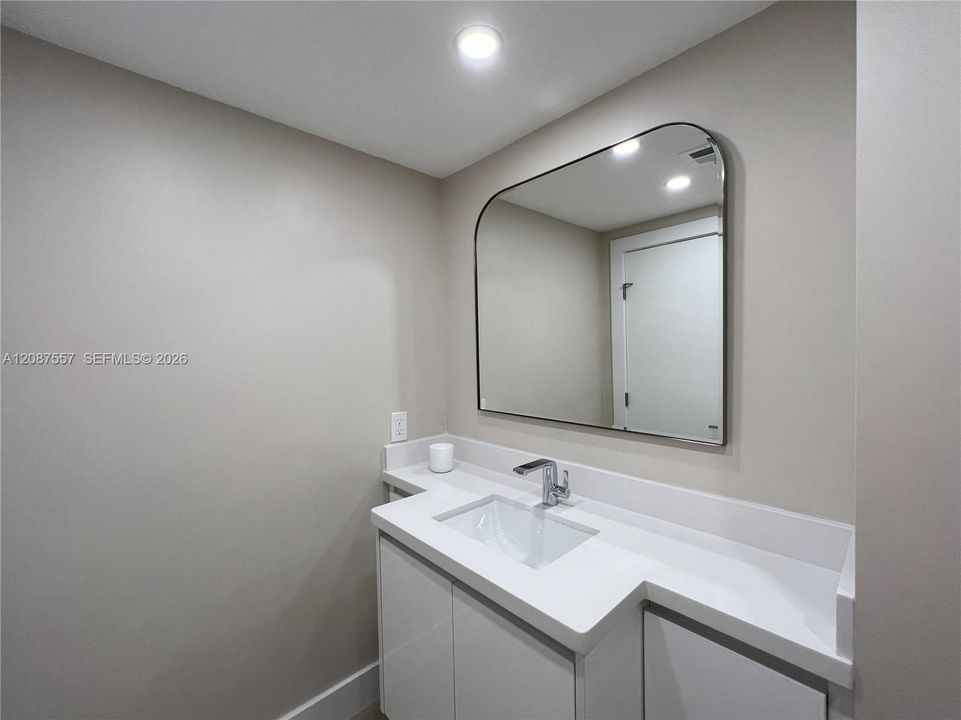 For Rent: $2,200 (1 beds, 1 baths, 1030 Square Feet)