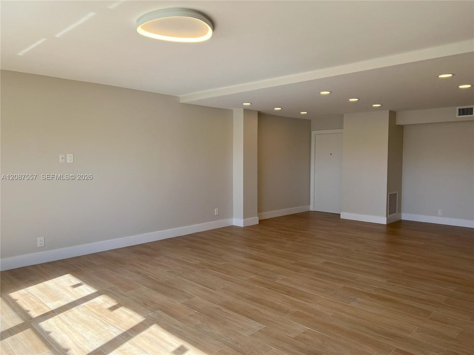 For Rent: $2,200 (1 beds, 1 baths, 1030 Square Feet)