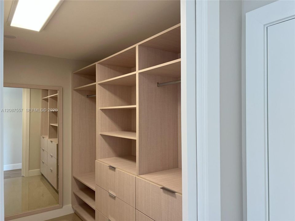 For Rent: $2,200 (1 beds, 1 baths, 1030 Square Feet)