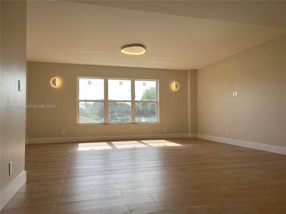 For Rent: $2,200 (1 beds, 1 baths, 1030 Square Feet)