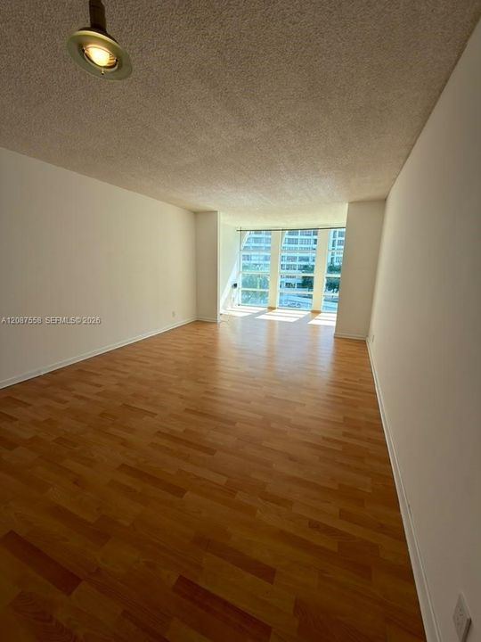 For Rent: $1,850 (1 beds, 1 baths, 820 Square Feet)