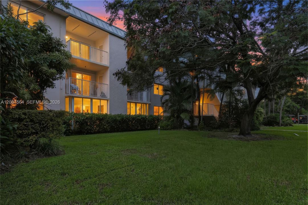 На продажу: $580,000 (2 спален, 2 ванн, 1100 Квадратных фут)