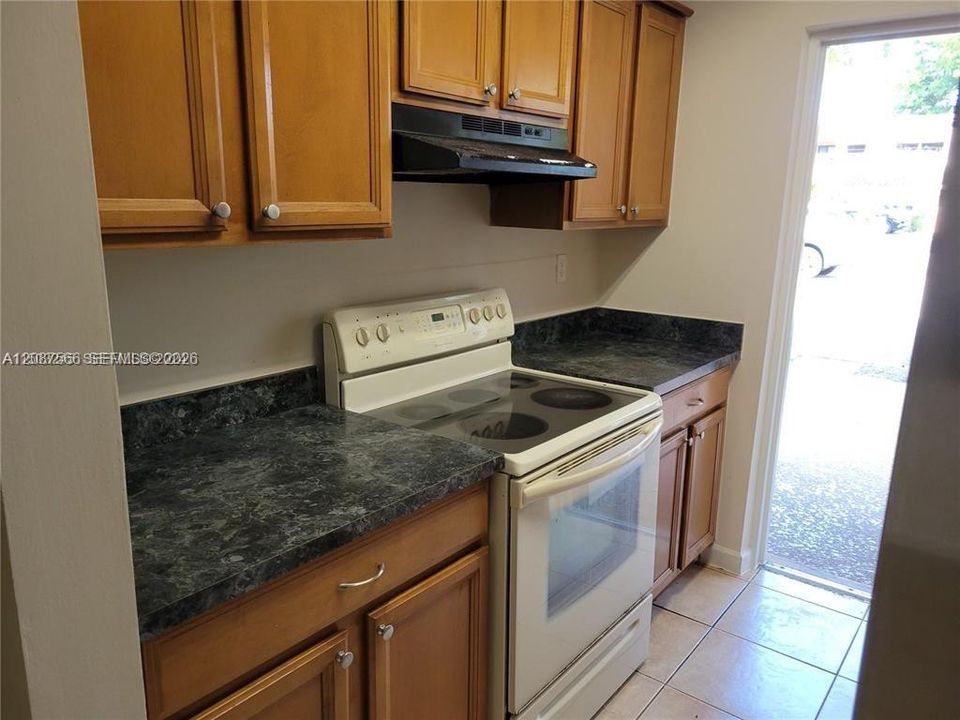 For Sale: $165,000 (2 beds, 2 baths, 945 Square Feet)
