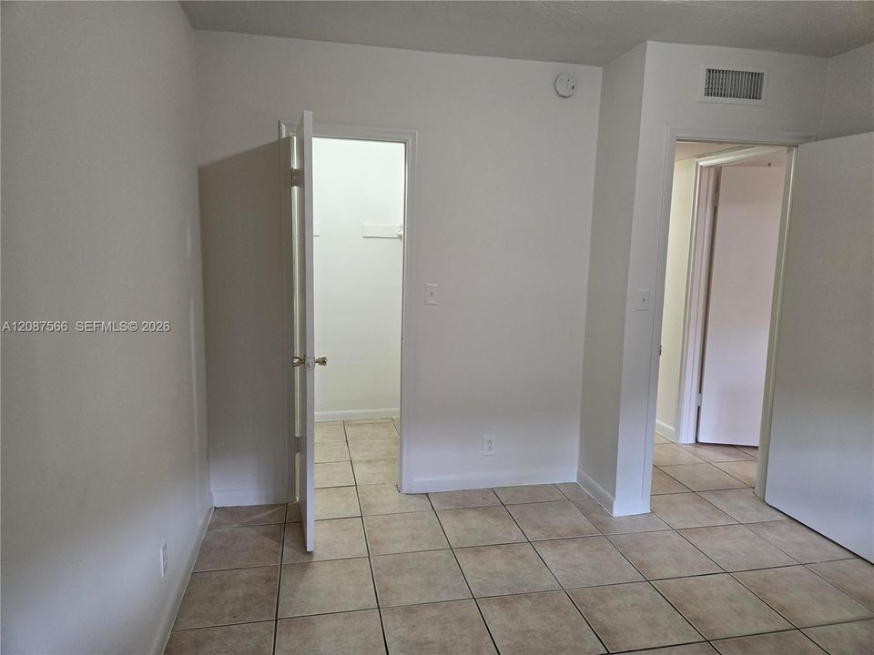 For Sale: $165,000 (2 beds, 2 baths, 945 Square Feet)