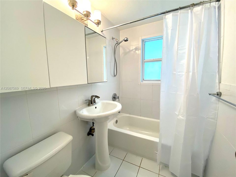 For Rent: $2,000 (1 beds, 1 baths, 549 Square Feet)