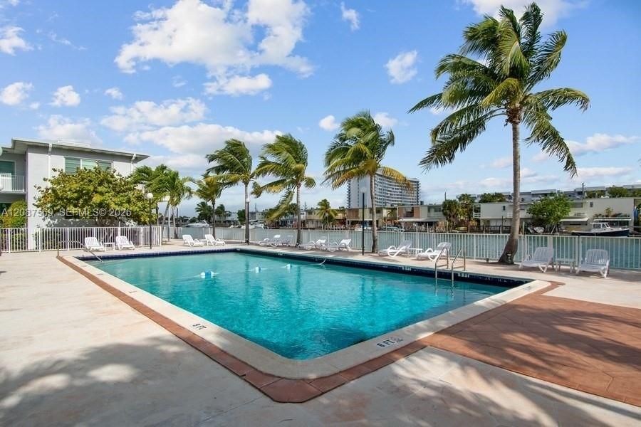 For Rent: $2,000 (1 beds, 1 baths, 549 Square Feet)