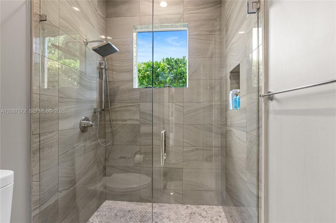 For Rent: $37,500 (5 beds, 3 baths, 4452 Square Feet)