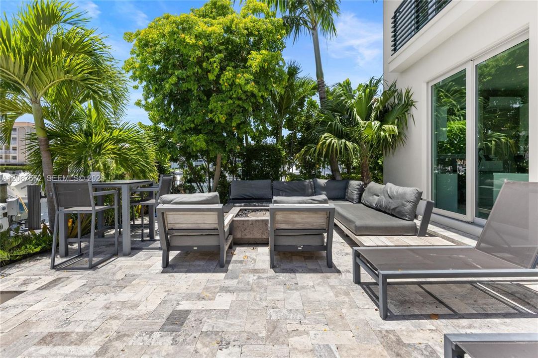 For Rent: $37,500 (5 beds, 3 baths, 4452 Square Feet)
