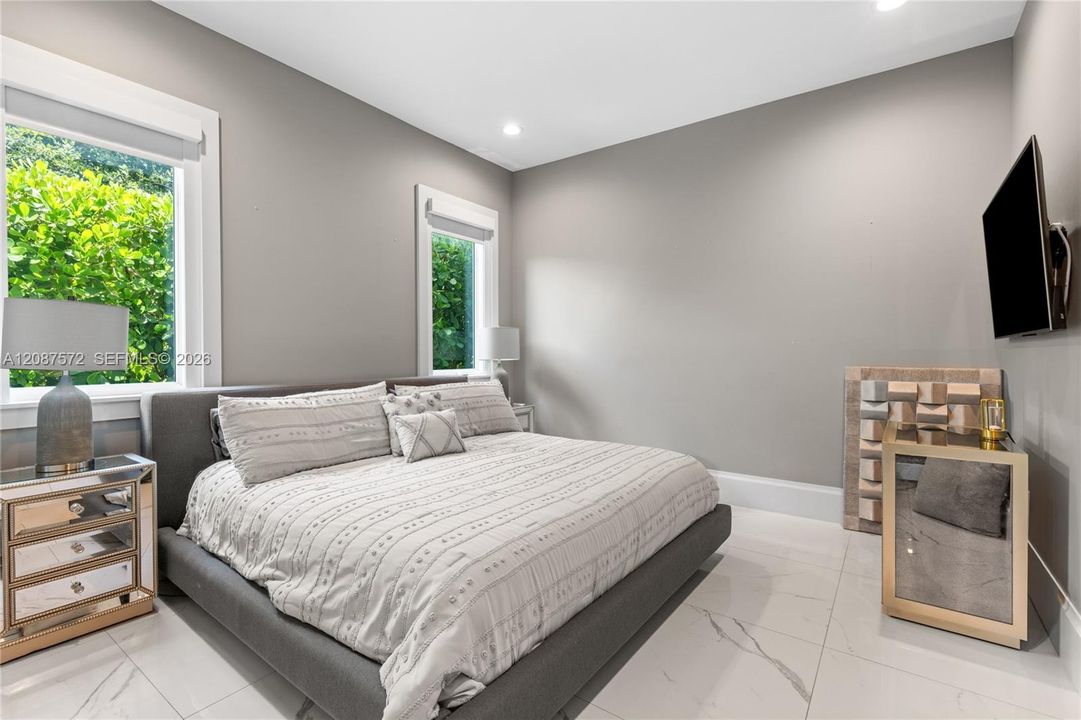 For Rent: $37,500 (5 beds, 3 baths, 4452 Square Feet)