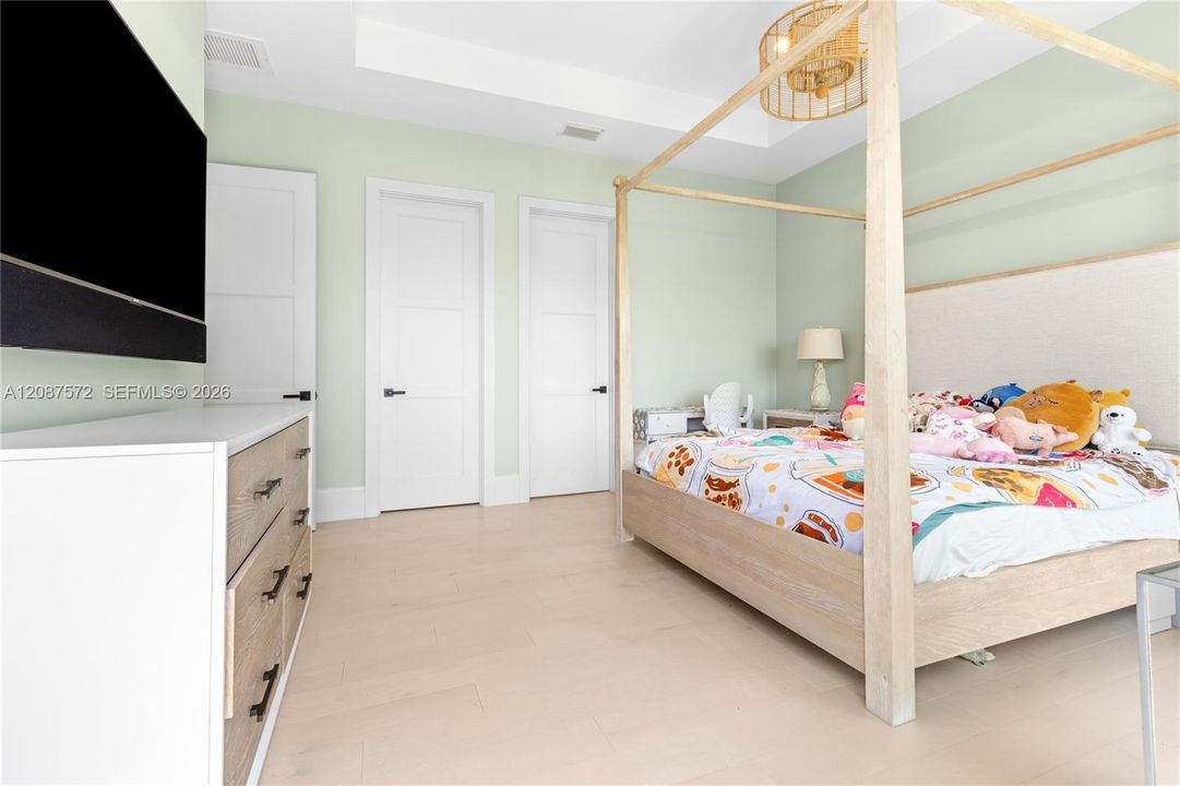 For Rent: $37,500 (5 beds, 3 baths, 4452 Square Feet)